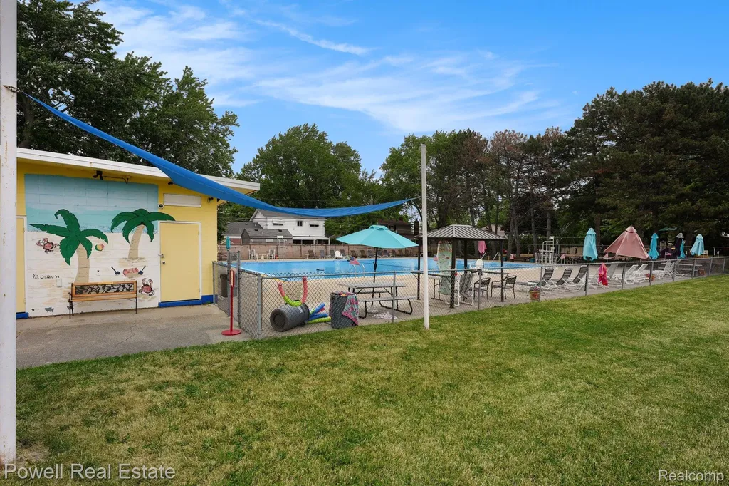 18166 Davidson Fraser City MI 48026