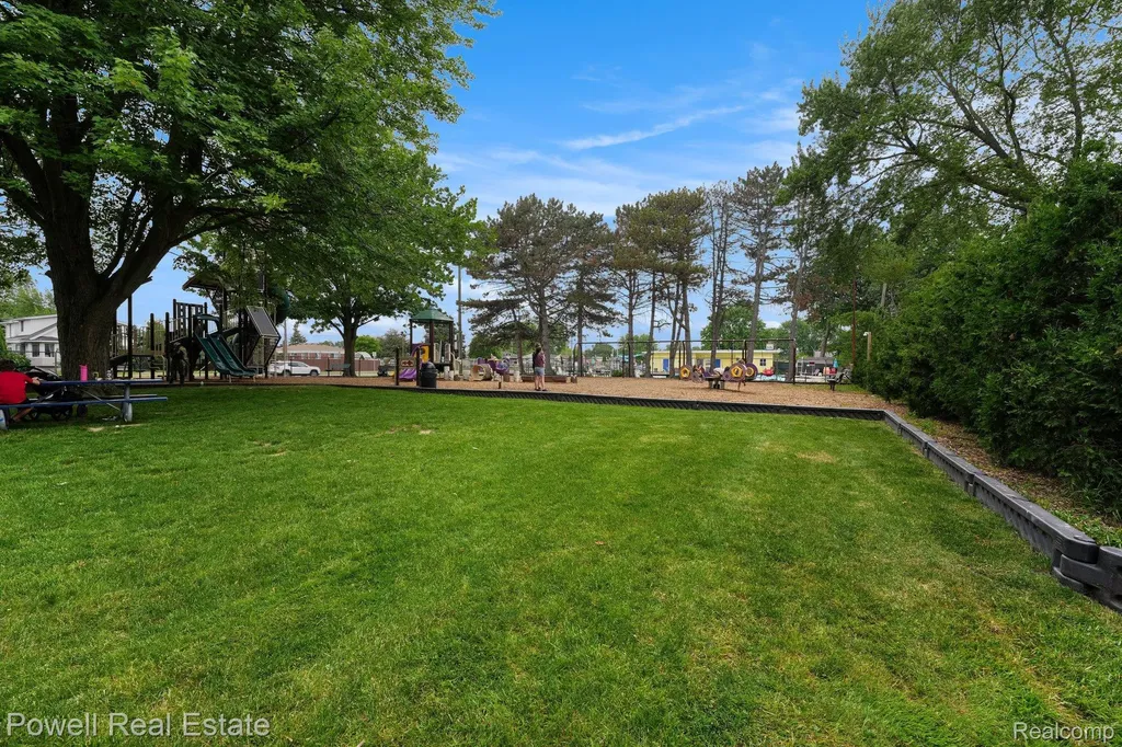 18166 Davidson Fraser City MI 48026
