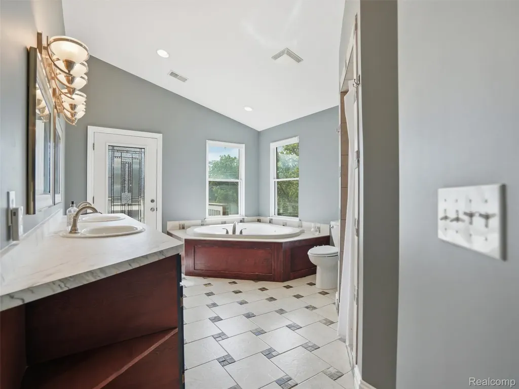5556 Ormond Road White Lake Charter Township MI 48383