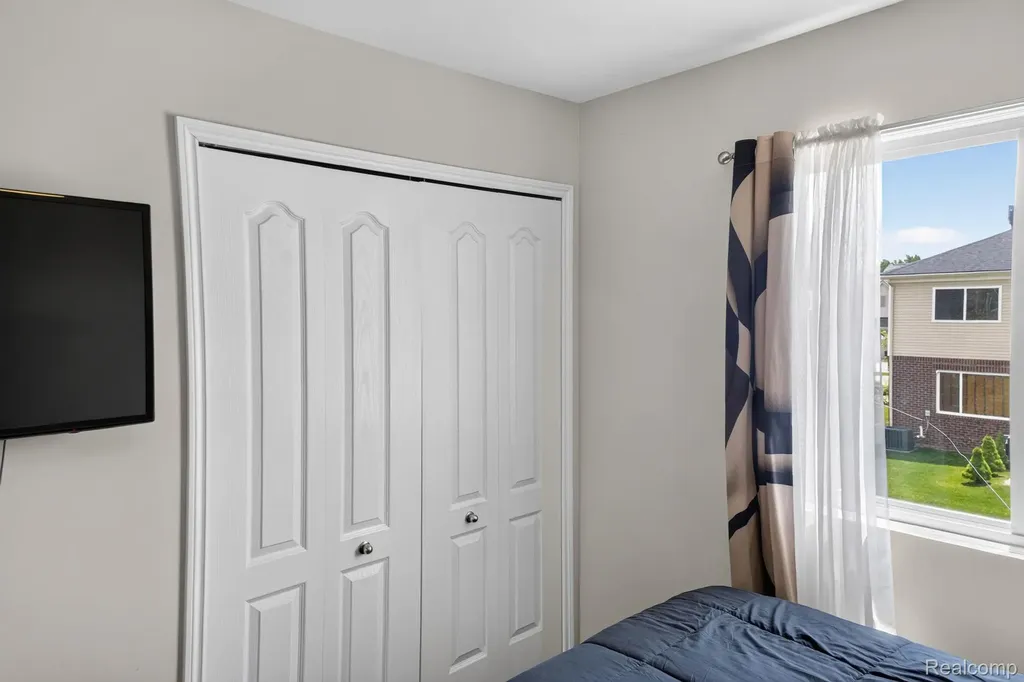 5168 Bradmore Lane Warren City MI 48092