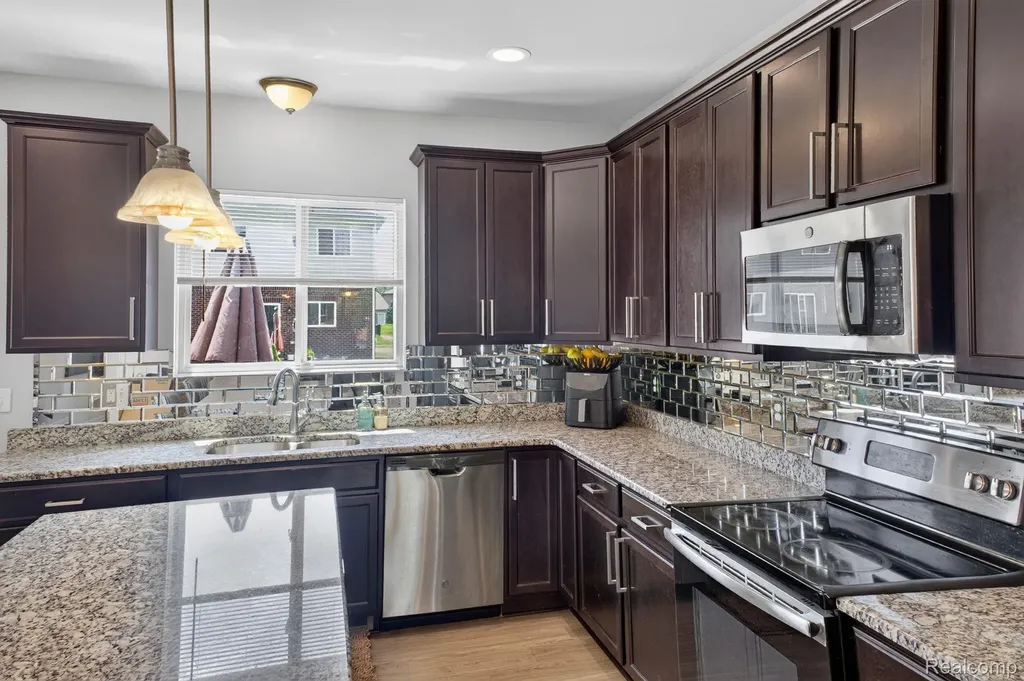 5168 Bradmore Lane Warren City MI 48092