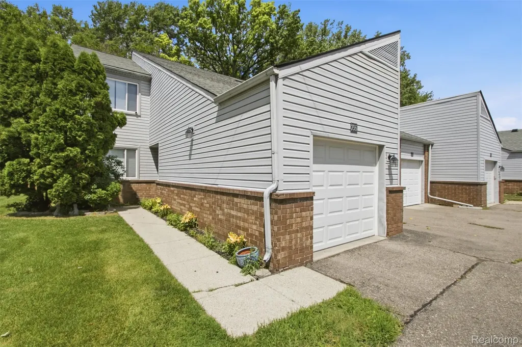 735 Claire Pointe Circle St. Clair Shores City MI 48081