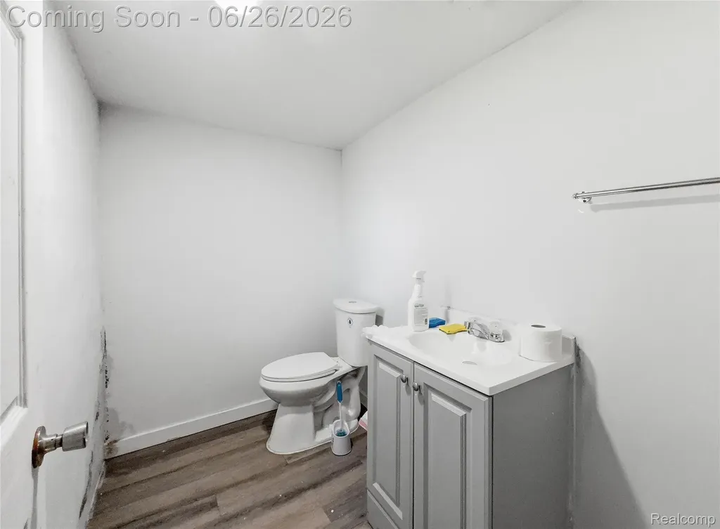 9325 E Warren Avenue Detroit City MI 48214