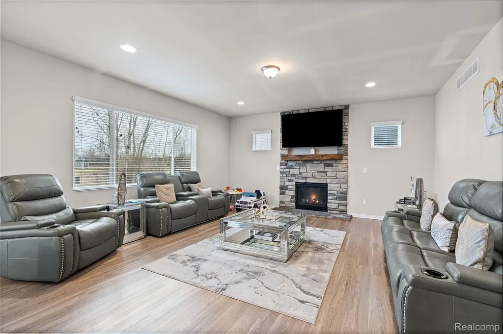 320 Hidden River E Holly Township MI 48442