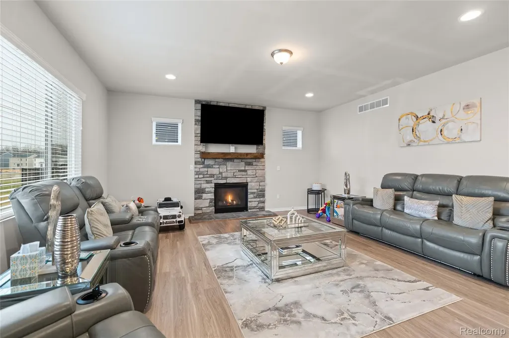 320 Hidden River E Holly Township MI 48442