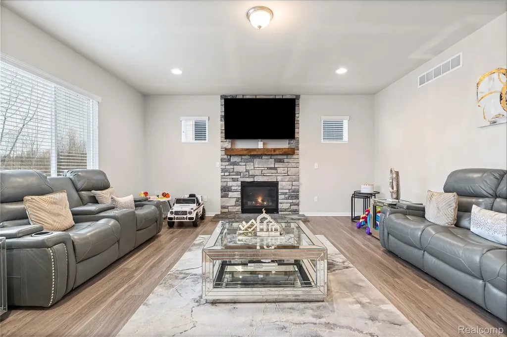 320 Hidden River E Holly Township MI 48442