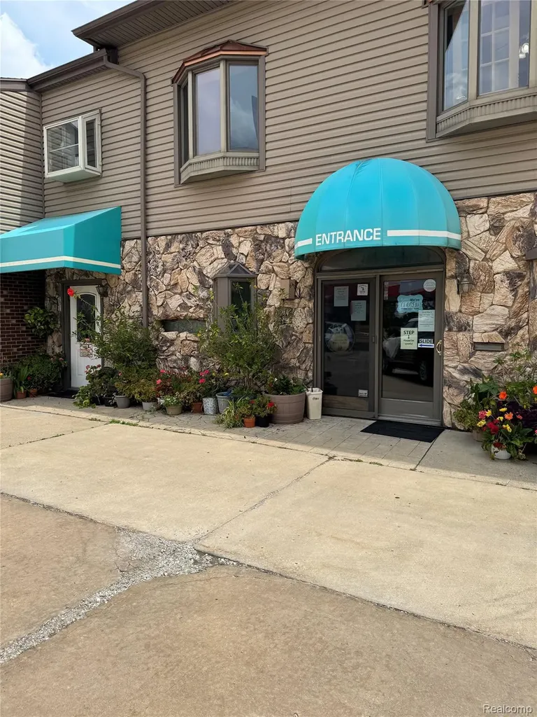 1128 Eureka Road Wyandotte City MI 48192