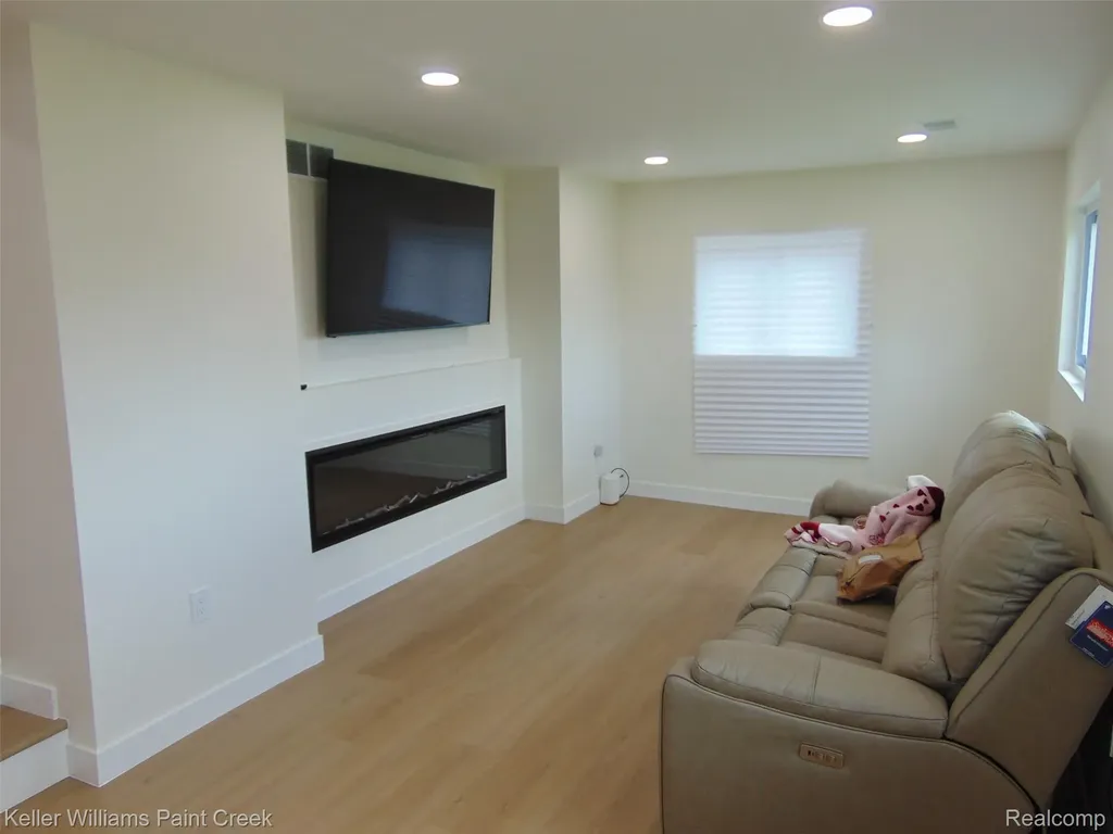 26241 Newport Avenue Warren City MI 48089