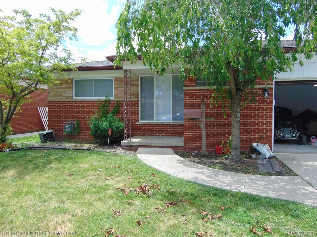 26241 Newport Avenue Warren City MI 48089
