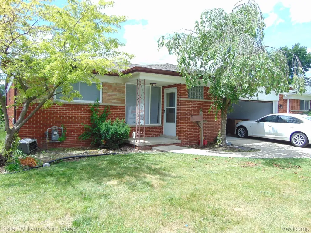 26241 Newport Avenue Warren City MI 48089