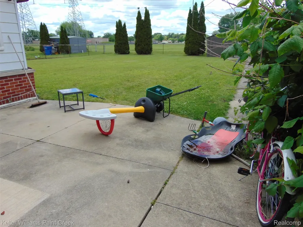 26241 Newport Avenue Warren City MI 48089