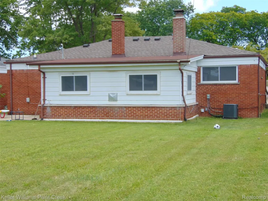 26241 Newport Avenue Warren City MI 48089