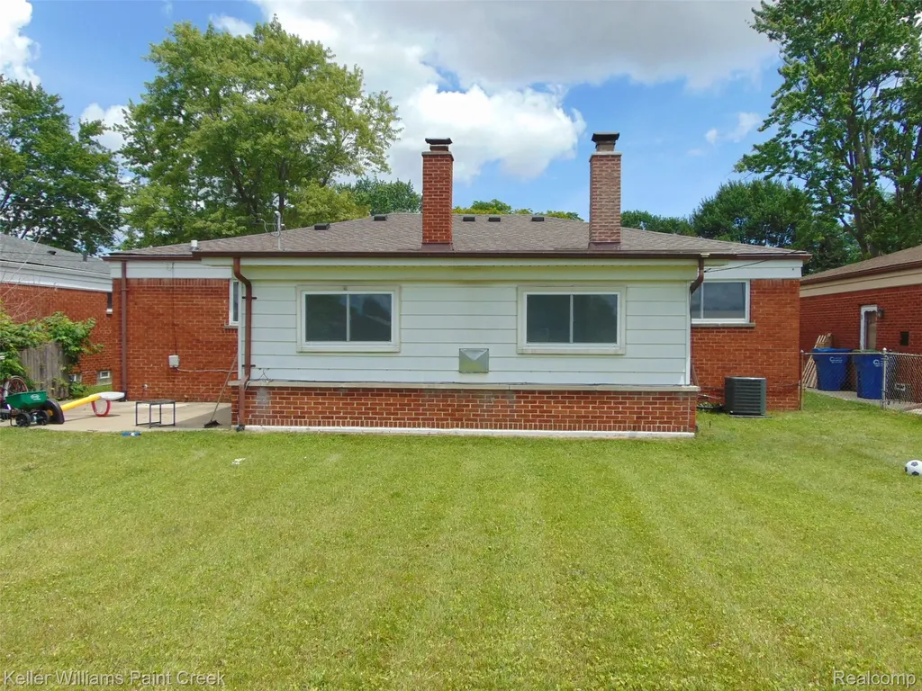 26241 Newport Avenue Warren City MI 48089