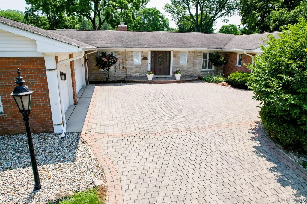 9270 Hidden Valley Court Grand Blanc Charter Township MI 48439
