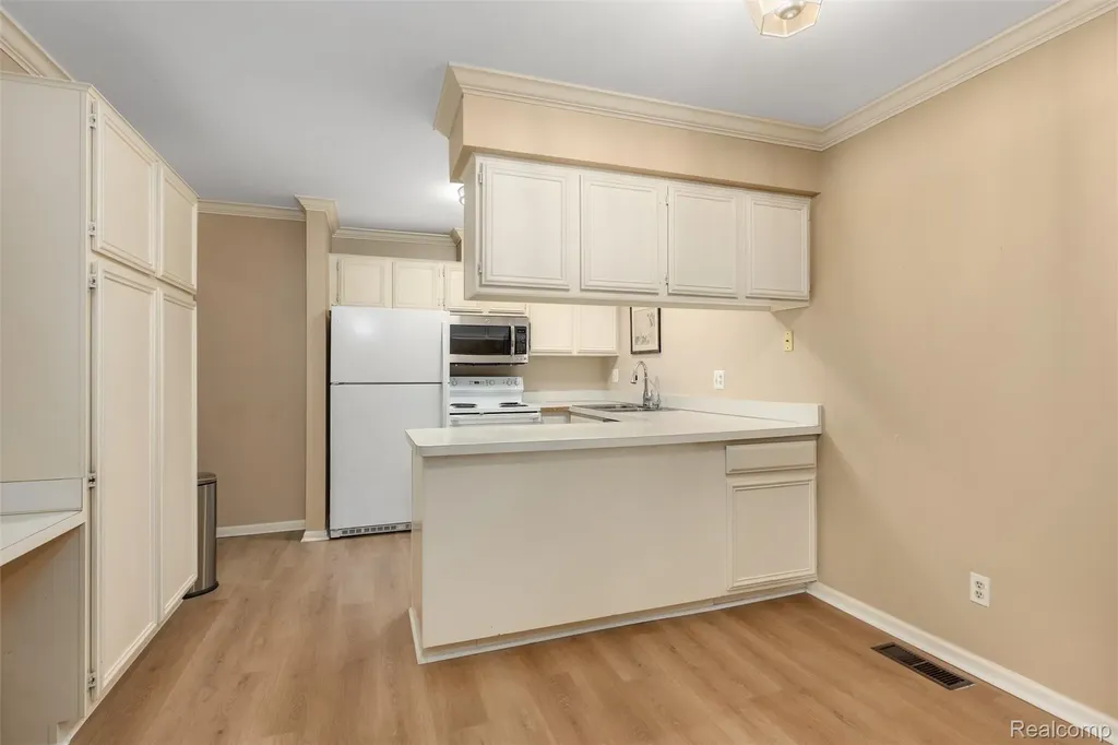 2426 Mulberry Square Bloomfield Hills City MI 48302
