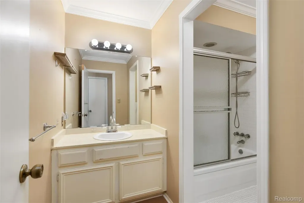 2426 Mulberry Square Bloomfield Hills City MI 48302