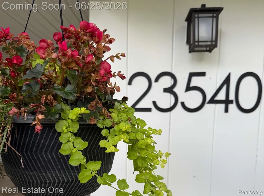 23540 Majestic Oak Park City MI 48237