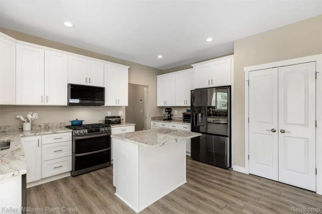 6097 Summerbrooke Circle Handy Township MI 48836