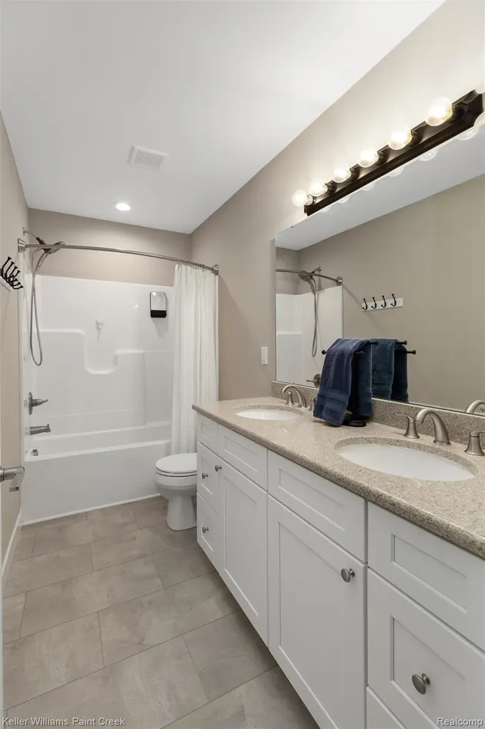 6097 Summerbrooke Circle Handy Township MI 48836