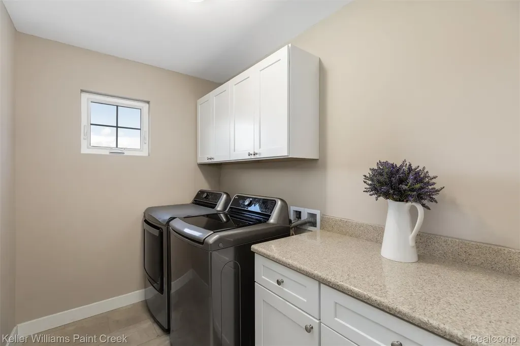 6097 Summerbrooke Circle Handy Township MI 48836