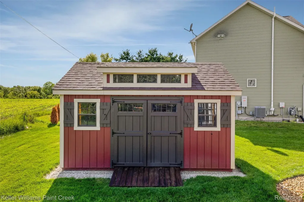 6097 Summerbrooke Circle Handy Township MI 48836