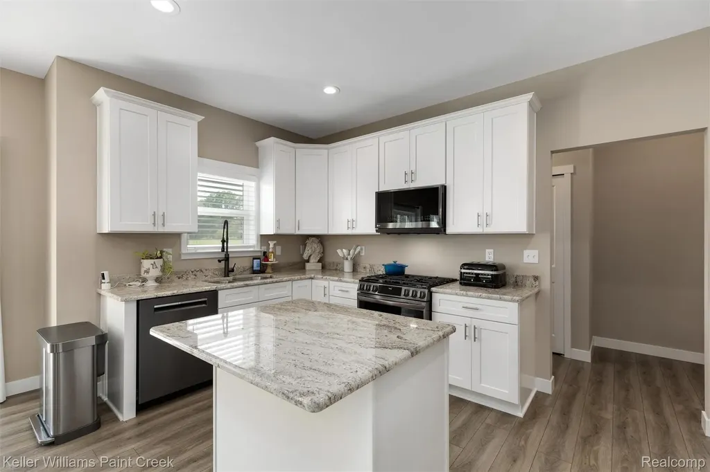 6097 Summerbrooke Circle Handy Township MI 48836