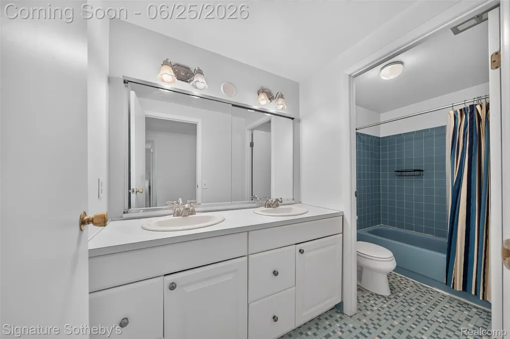 4672 Argyle Drive Troy City MI 48085