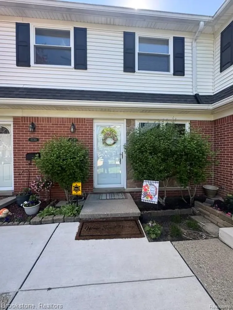 45746 Kensington Utica City MI 48317