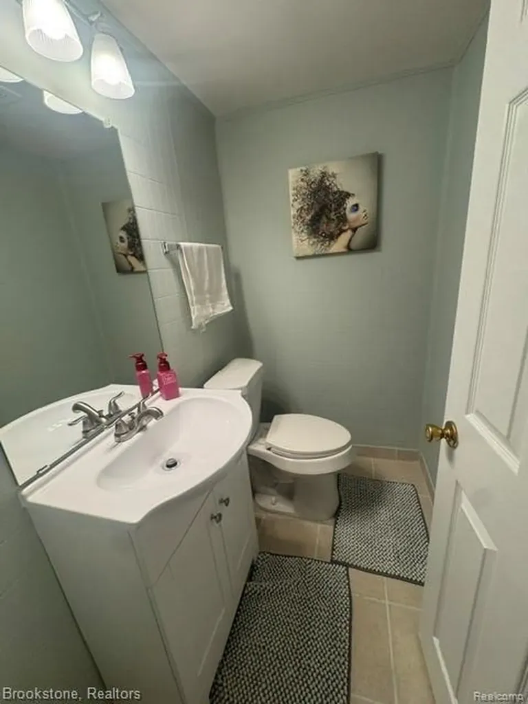 45746 Kensington Utica City MI 48317