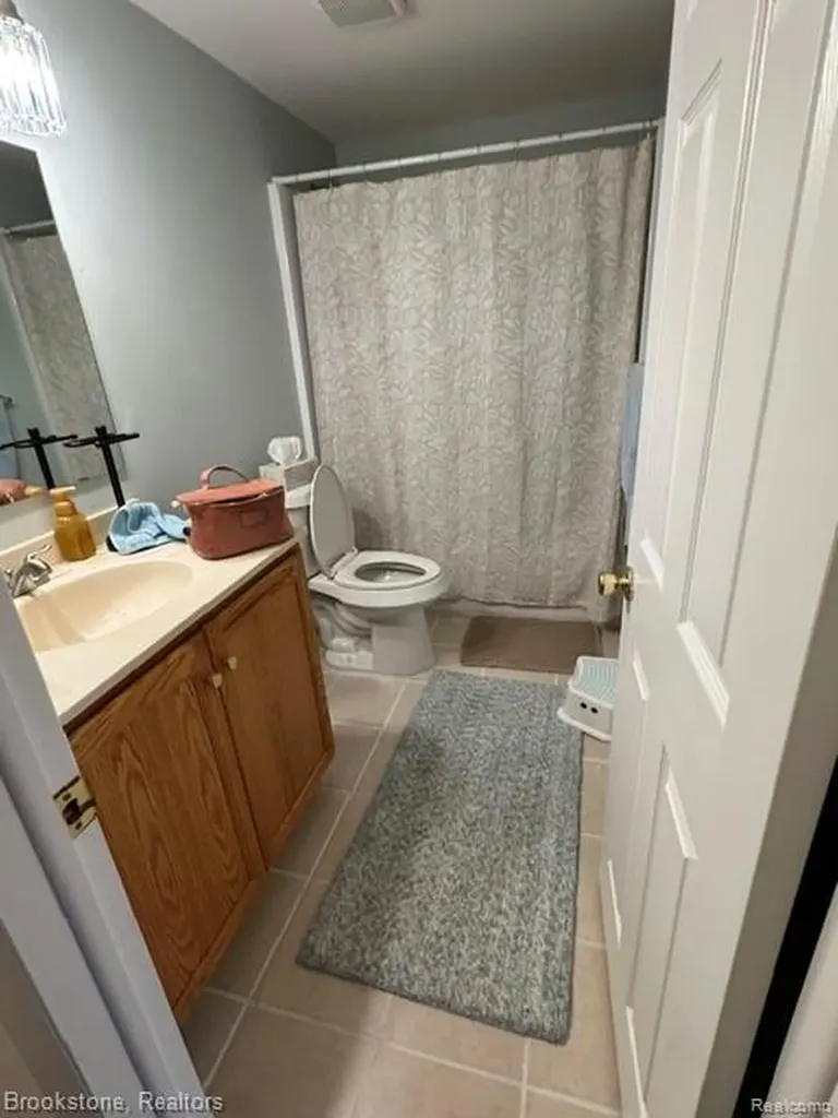 45746 Kensington Utica City MI 48317