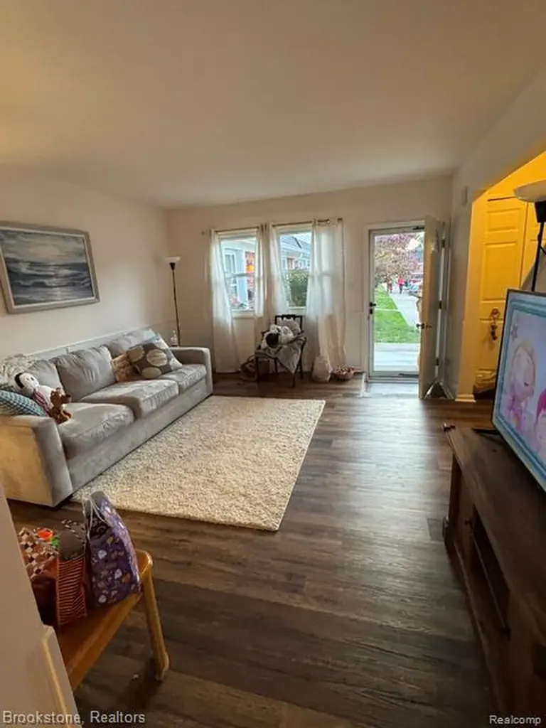 45746 Kensington Utica City MI 48317