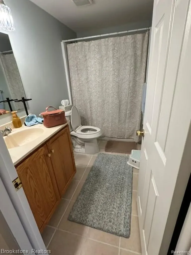 45746 Kensington Utica City MI 48317