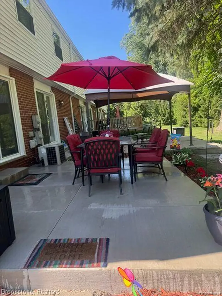 45746 Kensington Utica City MI 48317