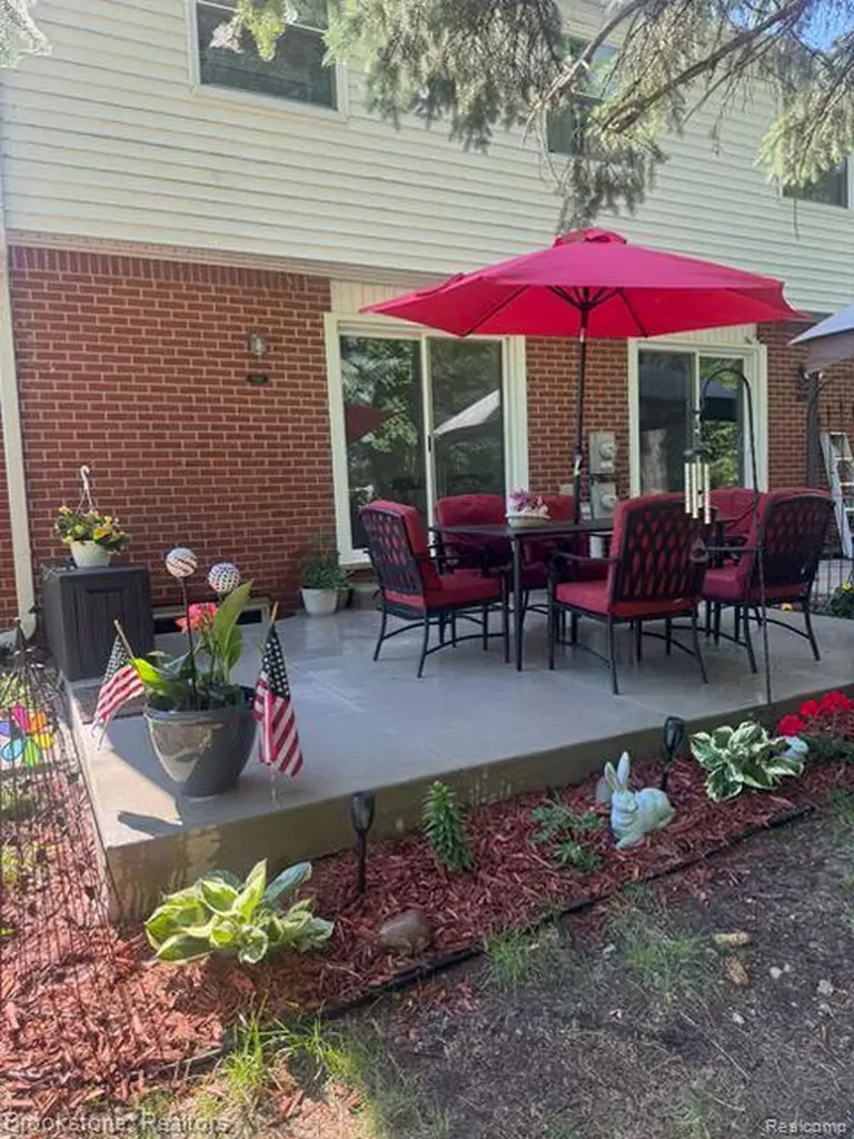 45746 Kensington Utica City MI 48317
