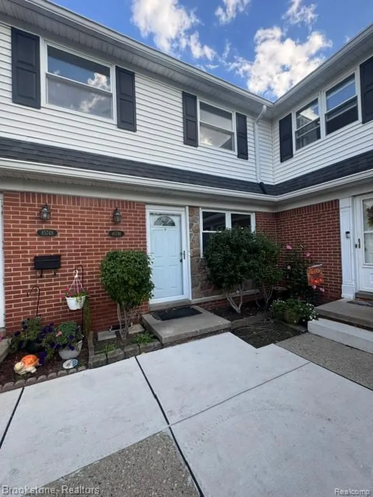 45746 Kensington Utica City MI 48317