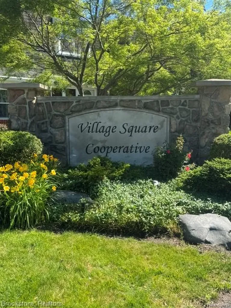 45746 Kensington Utica City MI 48317