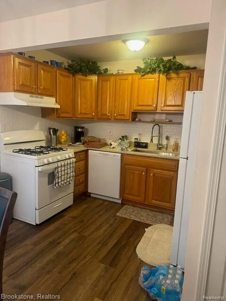 45746 Kensington Utica City MI 48317