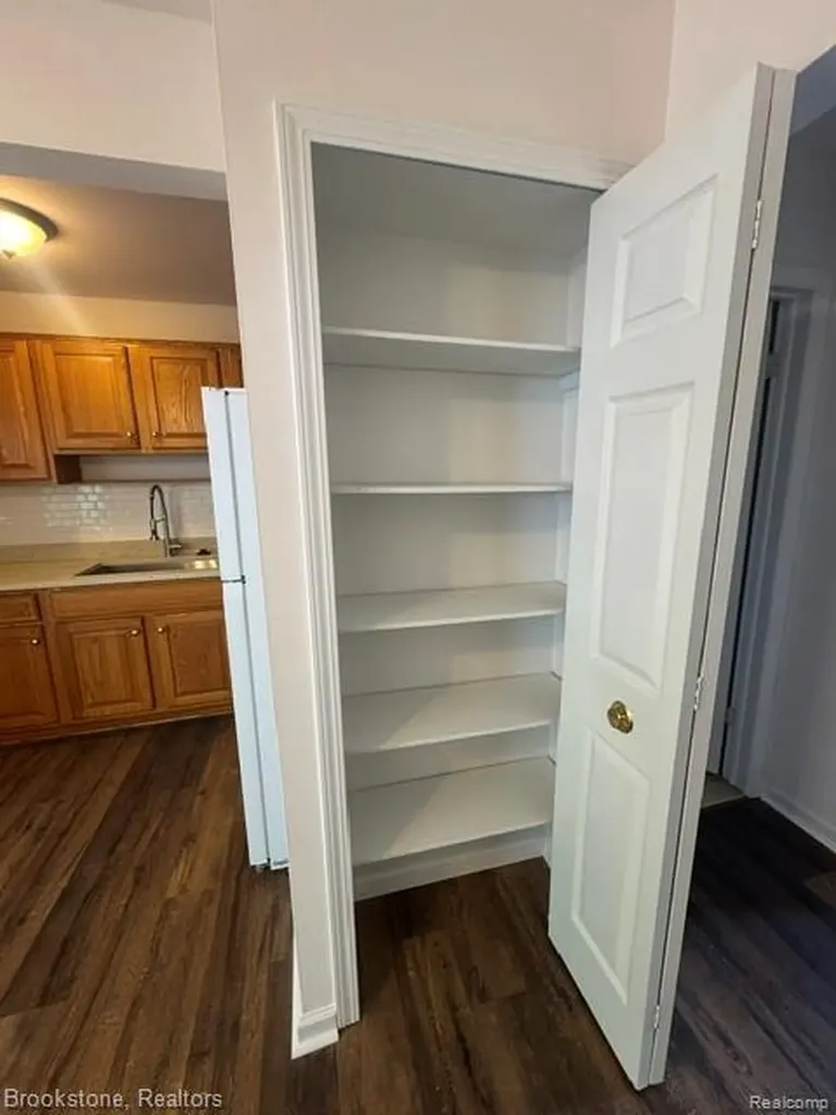45746 Kensington Utica City MI 48317