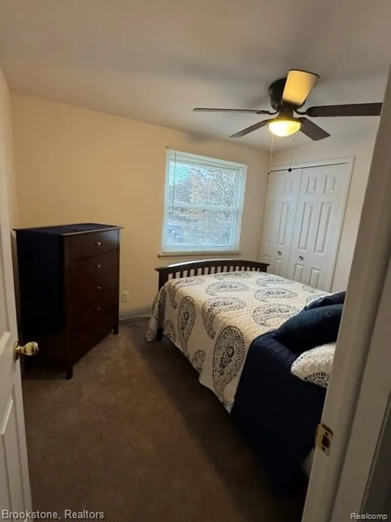 45746 Kensington Utica City MI 48317