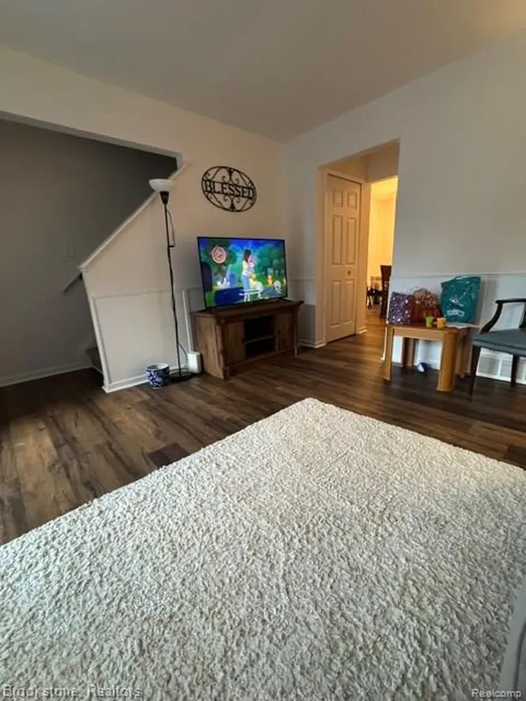 45746 Kensington Utica City MI 48317