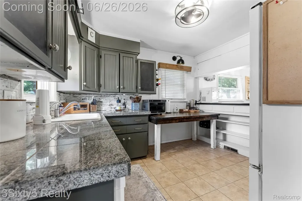 28717 Westfield Street Livonia City MI 48150