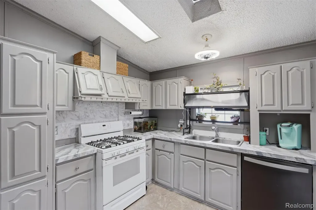 28725 Parkview Flat Rock City MI 48134