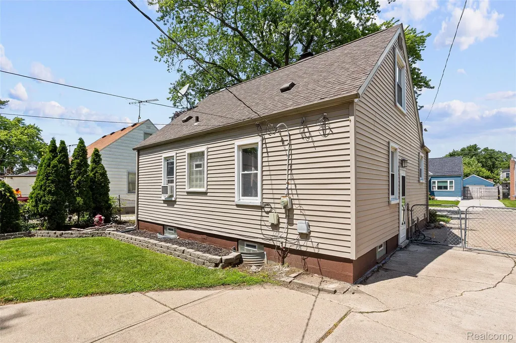 21726 Alger Street St. Clair Shores City MI 48080