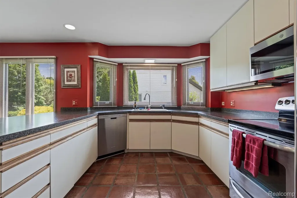 3436 Wedgewood Drive Rochester Hills City MI 48306