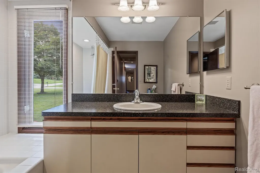 3436 Wedgewood Drive Rochester Hills City MI 48306
