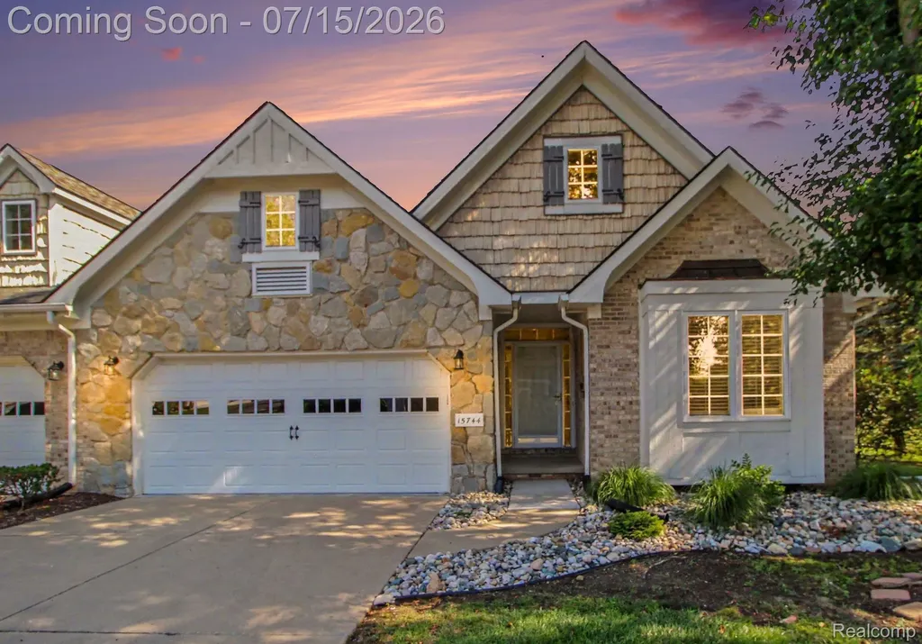 15744 Hunters Grove Livonia City MI 48154