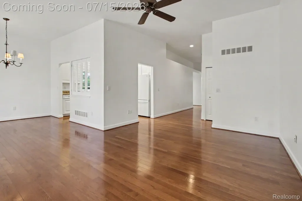 15744 Hunters Grove Livonia City MI 48154
