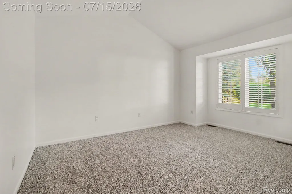 15744 Hunters Grove Livonia City MI 48154