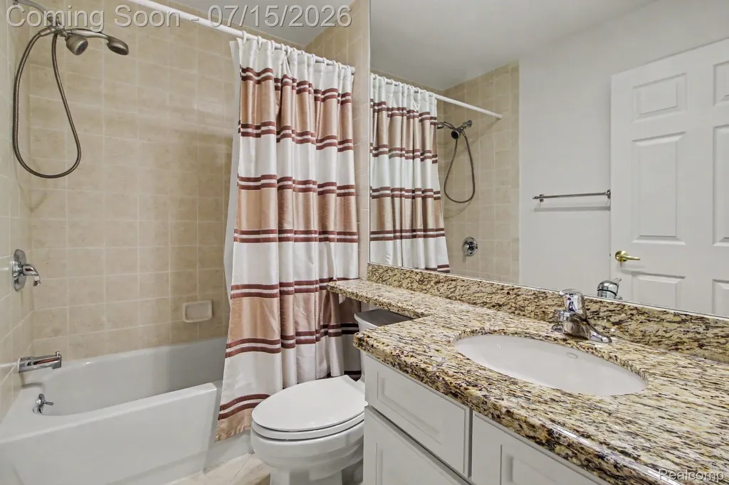 15744 Hunters Grove Livonia City MI 48154