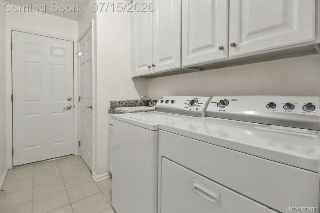 15744 Hunters Grove Livonia City MI 48154